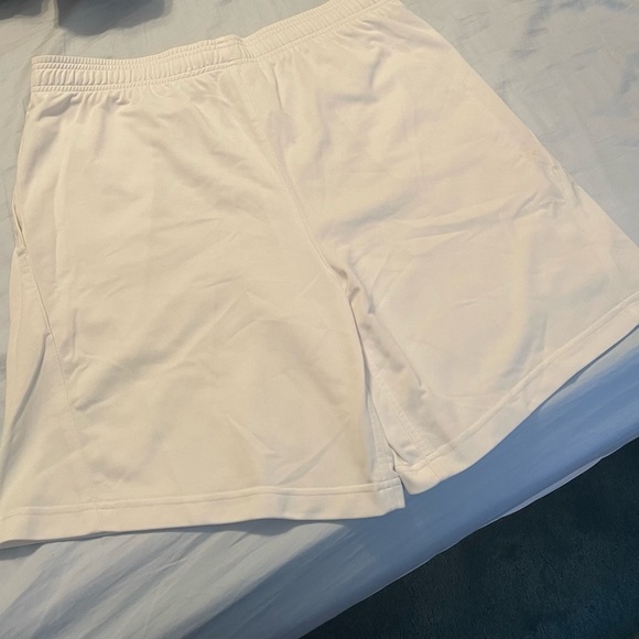 White Men’s Lacoste shorts with pockets size 6 - Picture 3 of 3